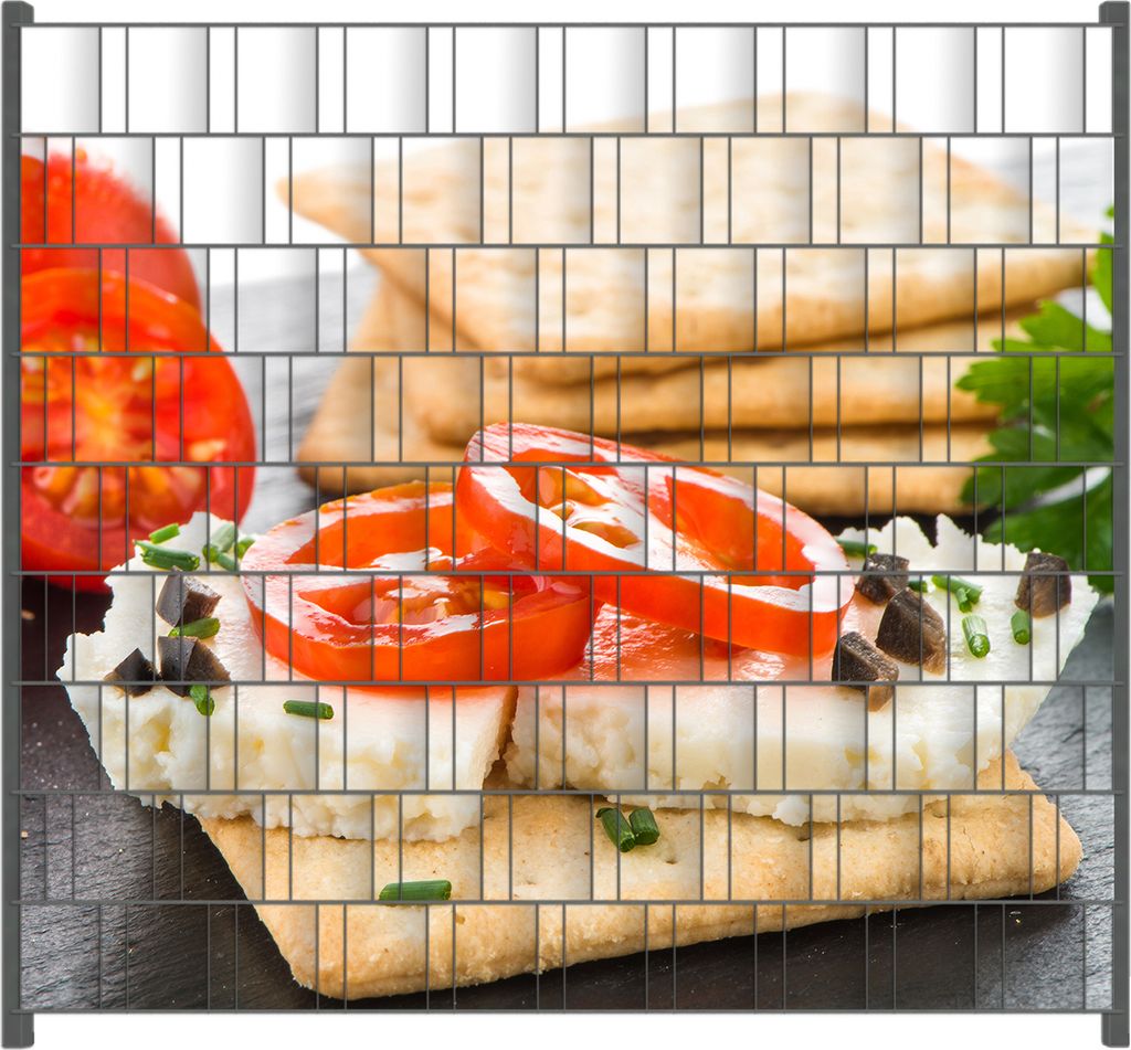 Wallario Zaunsichtschutz mit Motiv Frisches Knäckebrot mit Tomaten und Käse für Ein- und Doppelstabmatten Zäune in der Größe 200 x 180 cm