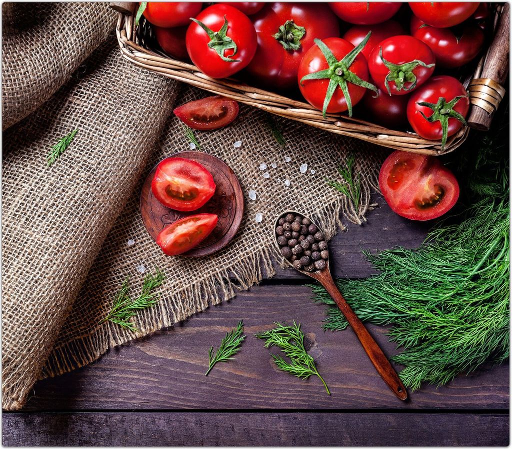 Spritzschutz Herdabdeckplatte Schneidebrett aus Glas Tomaten im Korb auf Tisch 1-Teilig (60x52cm)