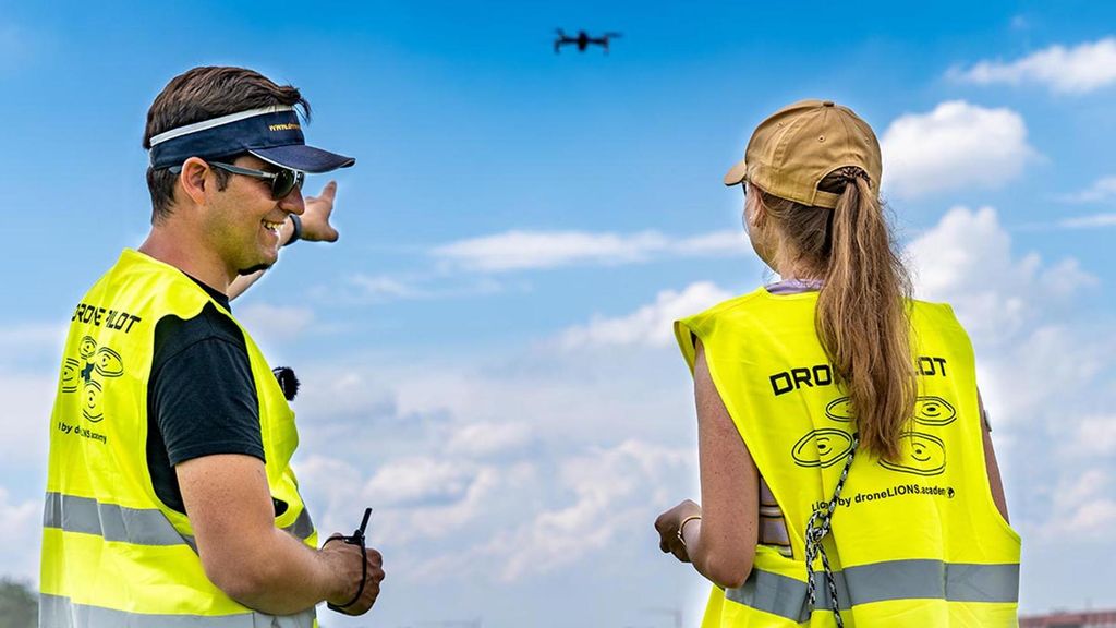 Jochen Schweizer Drohnenfotografie Kurs; Erlebnis verschenken oder selbst erleben; Gutschein gültig für 1 Person Gruppengröße: 3-30 Personen
