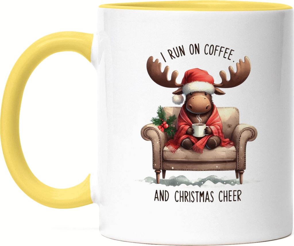 I Run on Coffee Christmas Cheer Lustiges Elchmotiv Tasse Gelb Geschenkidee witziges Design Weihnachten