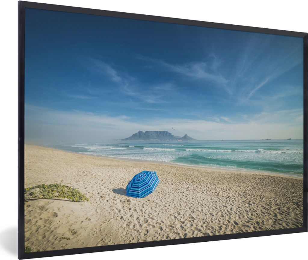 MuchoWow MuchoWow Gerahmtes Poster Weißer Strand mit dem Tafelberg in der Ferne in Südafrika 60x40 cm - Poster mit zchwarzem Bilderrahmen - P...