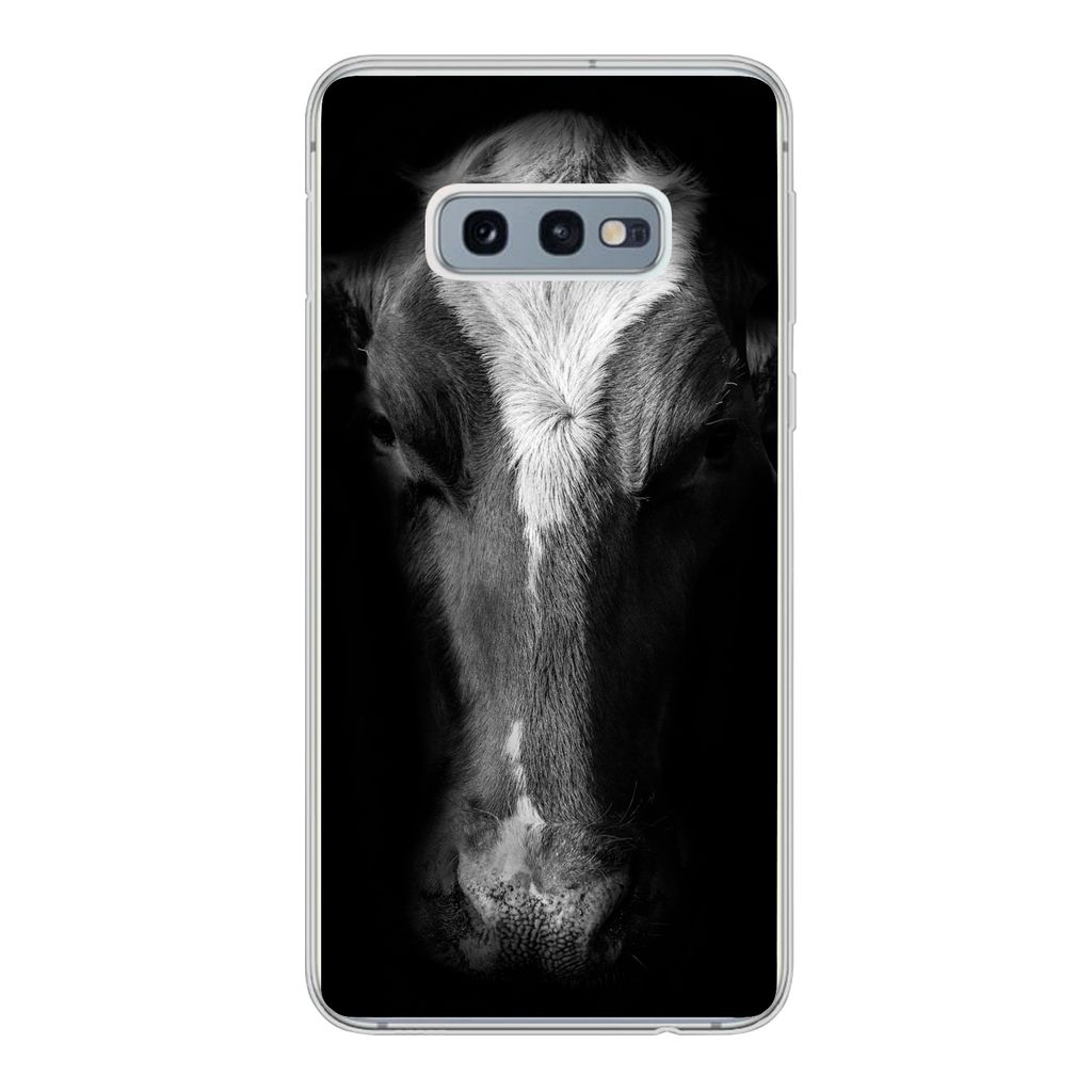 MuchoWow Handyhülle Schutzhülle Hülle für Samsung Galaxy S10e Kuh Porträt auf schwarzem Hintergrund in schwarz und weiß Silikon Softcase Ha...