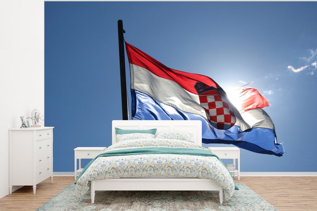 MuchoWow Fototapete für Wohnzimmer oder Schlafzimmer Wandtapete Vinyl Motivtapete Sonnenstrahlen entlang der kroatischen Flagge - 295x220 cm - W...