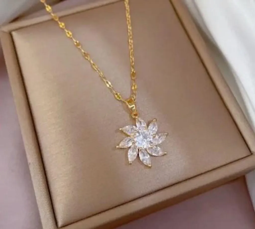 Collana Punto Luce Oro Chiaro Zirconi | Eleganza per l'Ufficio