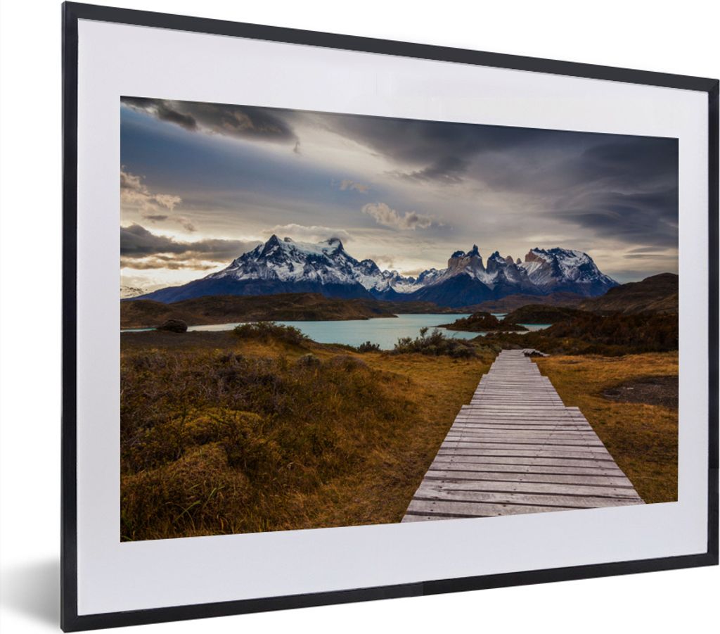 MuchoWow MuchoWow Gerahmtes Poster Torres del Paine See Pehoe mit einem authentischen Steigrohr 40x30 cm - Poster mit zchwarzem Bilderrahmen - ...
