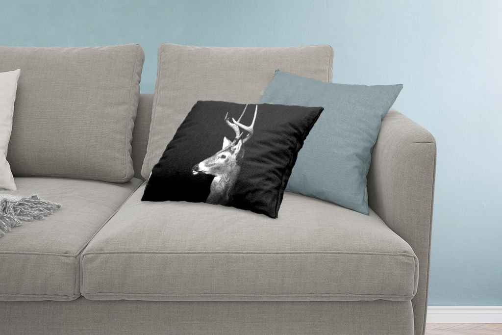 MuchoWow Zierkissen Sofakissen Wohnzimmer Dekokissen 60x40 cm Weißwedelhirsch auf schwarzem Hintergrund - Kopfkissen - Polster mit Foto