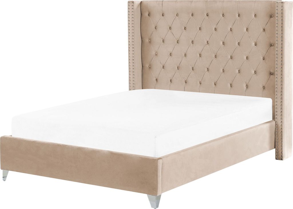 BELIANI Bett Beige Samt mit Lattenrost 140 x 200 cm Hohes Gestepptes Kopfteil Knopfheftung Nieten Chesterfield Stil Retro Doppelbett Schlafzimmer