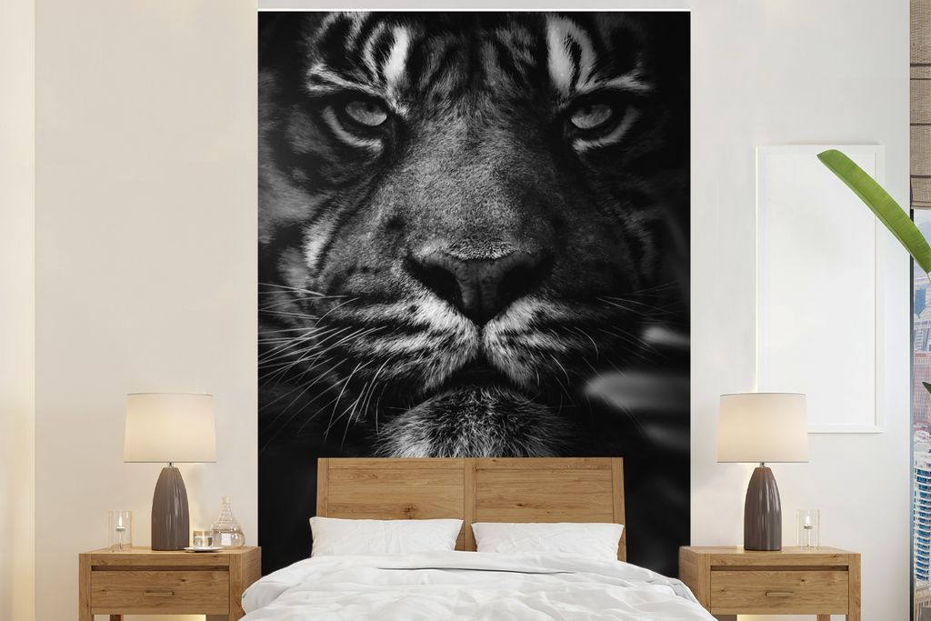 MuchoWow Fototapete für Wohnzimmer oder Schlafzimmer Wandtapete Vinyl Motivtapete Nahaufnahme eines Tigers im Dschungel - schwarz und weiß - 17...