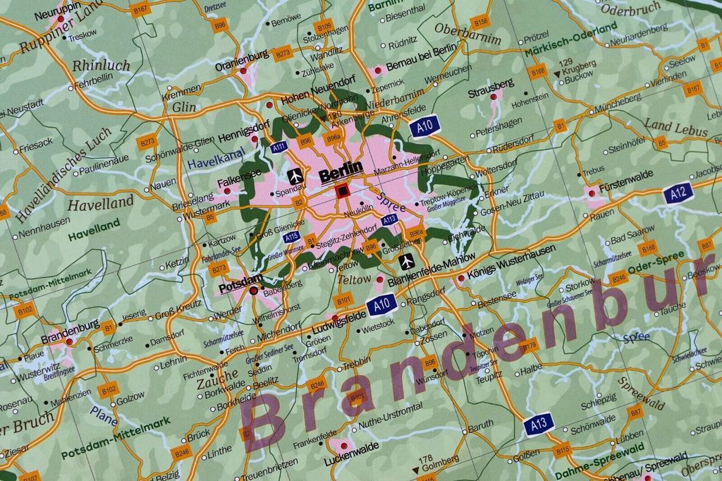 XL Deutschlandkarte mit Metallleisten und Laminierung Produktbild 5