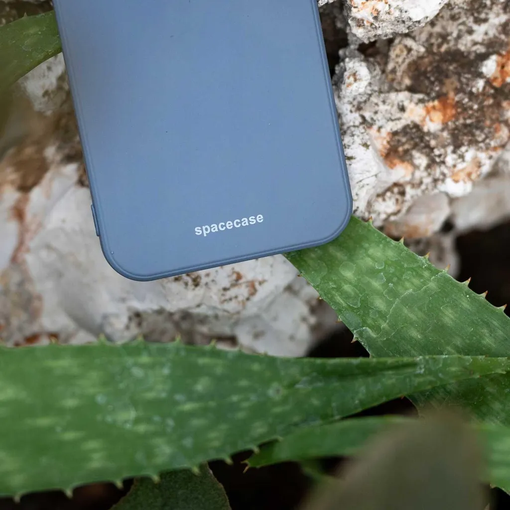 Coque iPhone 13 silicone Bleu SPACECASE - Finition Soft Touch Antidérapante