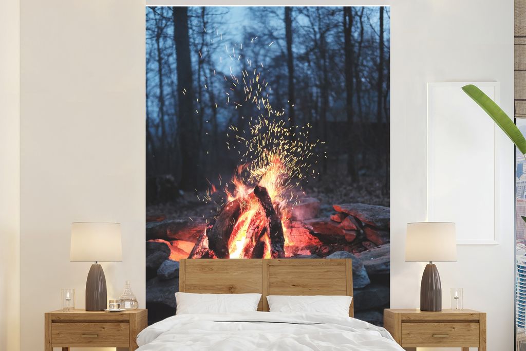 MuchoWow Fototapete für Wohnzimmer oder Schlafzimmer Wandtapete Vinyl Motivtapete Lagerfeuer - Wald - Camping - 195x300 cm - Das Hintergrundbild