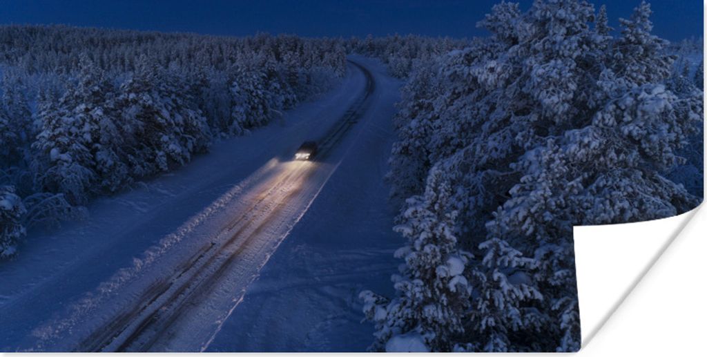 MuchoWow Poster Ein Auto fährt auf einer verschneiten Landstraße in Lappland 80x40 cm - Wanddeko