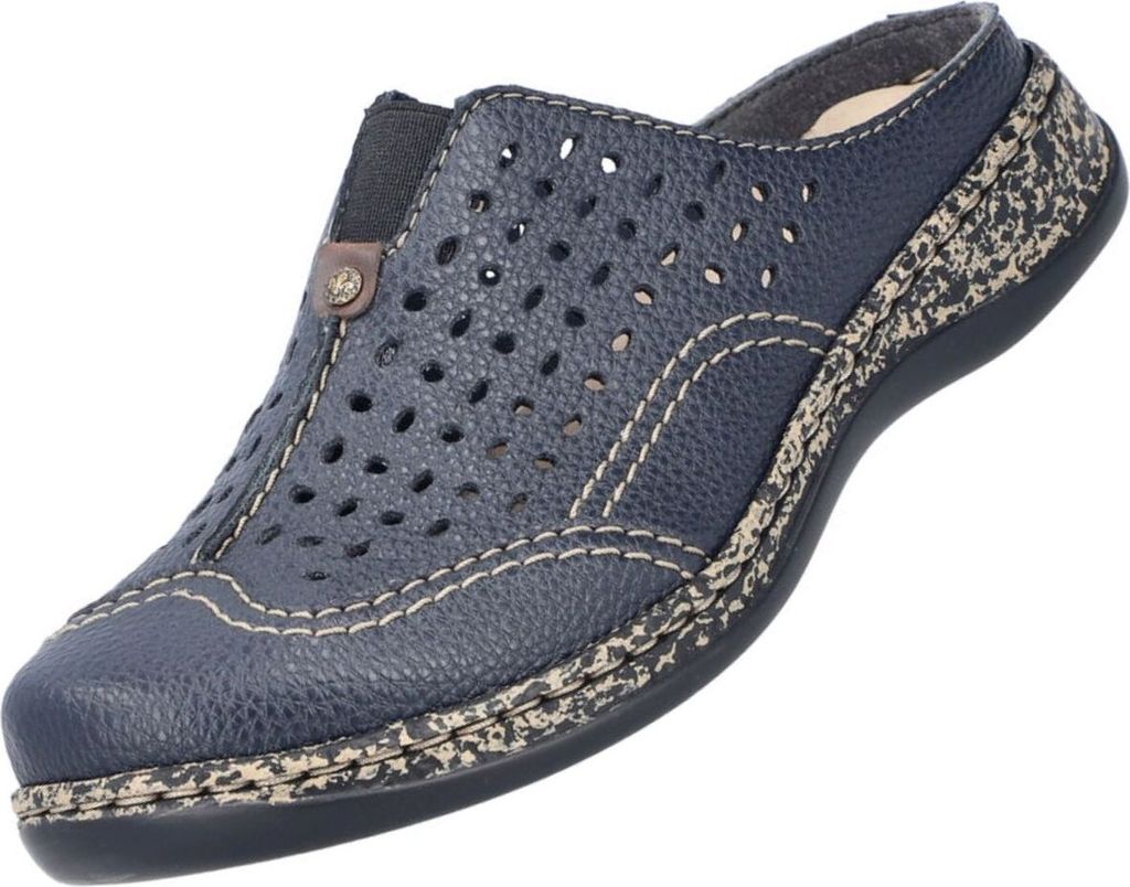 Auf dem Bild ist ein blauer Freizeitschuh zu sehen der von der Seite betrachtet wird. Der Schuh hat ein sportliches Design mit einer hellen Sohle und einem atmungsaktiven Obermaterial.