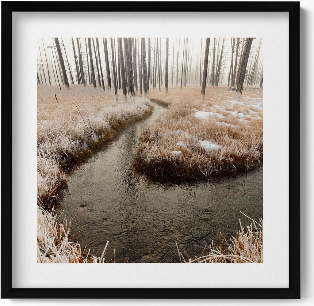Fluss in einem Wald im Winter– Wandbild mit Rahmen – Gerahmtes Bild – Wanddekoration – 50x50 cm – Schwarz Rahmen