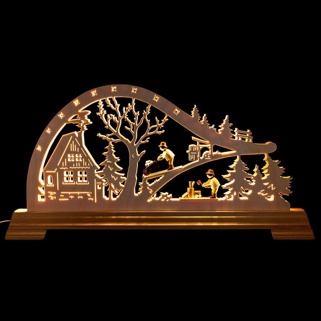 Schwibbogen Waldhütte mit Waldarbeitern (65x32cm) von Kunstgewerbe Taulin