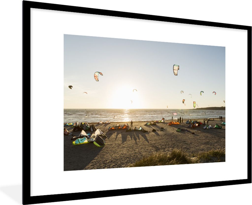 MuchoWow Gerahmtes Poster Drachensurfer am Strand 90x60 cm - Poster mit Schwarzem Bilderrahmen Wandposter Rahmen Foto Bilder - Wanddekoration - F...