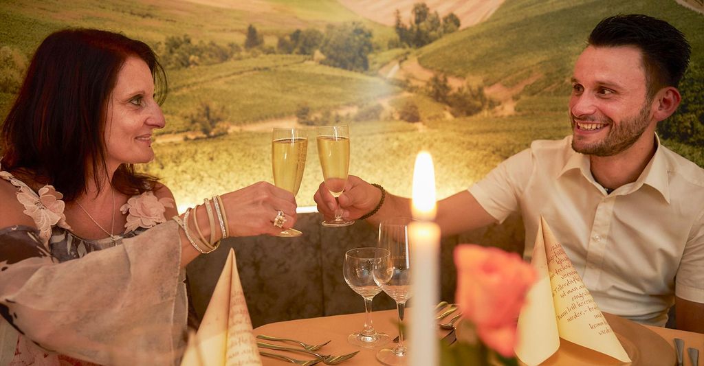 mydays Candle-Light-Dinner Deluxe Löwenstein (3-Gang); Erlebnis verschenken oder selbst erleben; Gutschein für 2 Person(en)