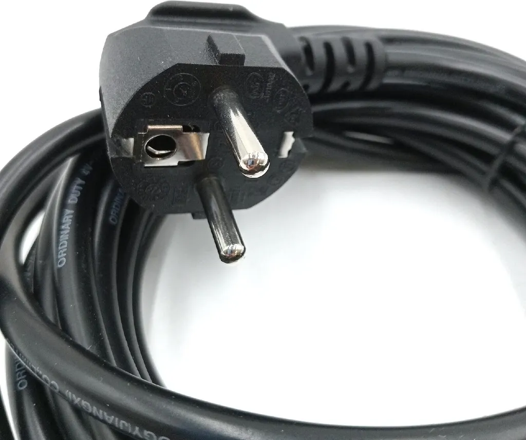 Câble d'alimentation de 4,6m noir durable AmazonBasics pour PC et TV