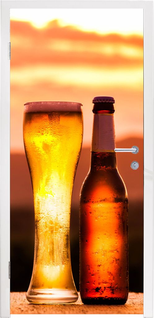 MuchoWow Türtapete Selbstklebende Türfolie Bier bei Sonnenuntergang vor einer Bergkulisse 80x215 cm Türposter Türaufkleber Klebefolie Türkle...
