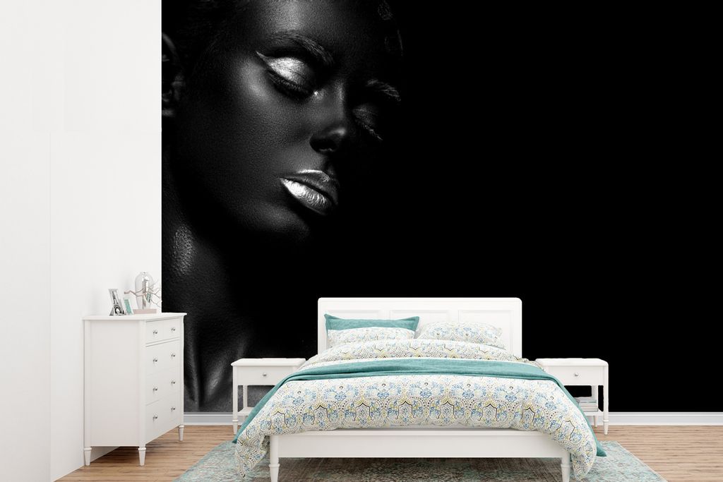 MuchoWow Fototapete für Wohnzimmer oder Schlafzimmer Wandtapete Vinyl Motivtapete Eine Frau mit goldenem Glanz mit geschlossenen Augen - schwarz...