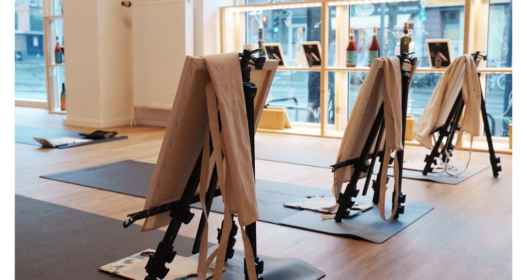 Jochen Schweizer Yoga, Paint & Wine Hamburg; Erlebnis verschenken oder selbst erleben; Gutschein gültig für 1 Person Gruppengröße: 10-16 Personen