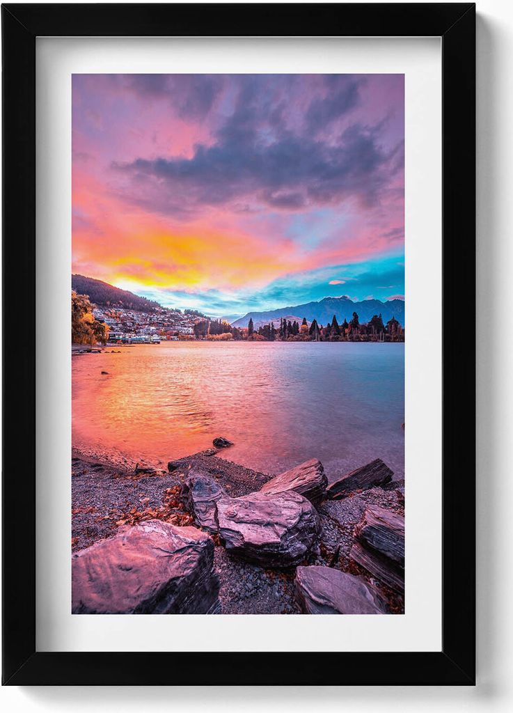 Landschaft einer Stadt in den Bergen bei Sonnenuntergang– Wandbild mit Rahmen – Gerahmtes Bild – Wanddekoration – 20x30 cm – Schwarz