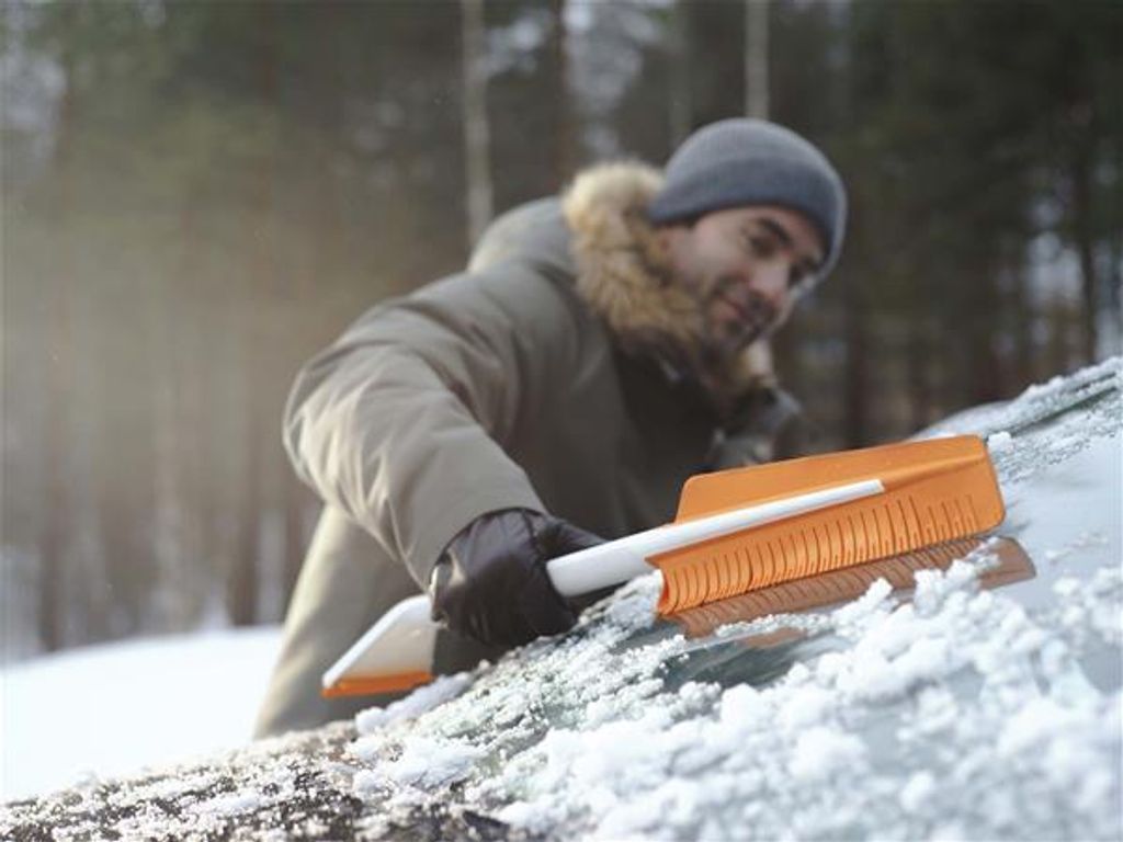 škrabka na led s metličkou do auta SnowXpert bílá Fiskars Obrázek produktu 2