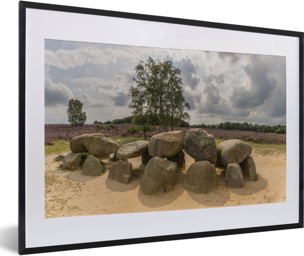 MuchoWow Gerahmtes Poster Ein Hünenbett in der niederländischen Provinz Drenthe 60x40 cm - Poster mit Schwarzem Bilderrahmen Wandposter Rahmen ...