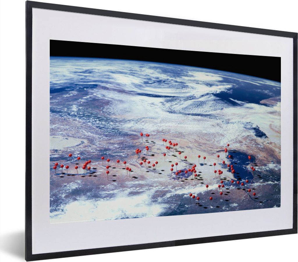 MuchoWow MuchoWow Gerahmtes Poster Die Erde mit roten Nadeln 40x30 cm - Poster mit zchwarzem Bilderrahmen - Bilderrahmen - Poster im Rahmen