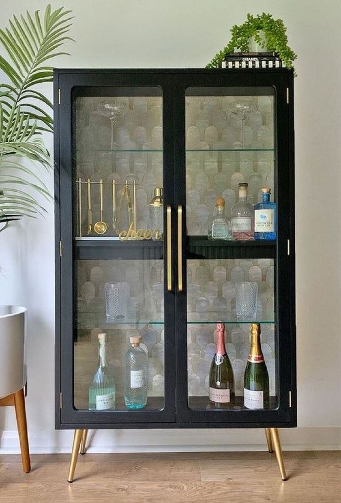 Casa Padrino Luxus Vitrine mit LED Beleuchtung Schwarz / Gold 124 x 57 x H. 177 cm - Beleuchteter Massivholz Vitrinenschrank mit 2 Glastüren - Woh...