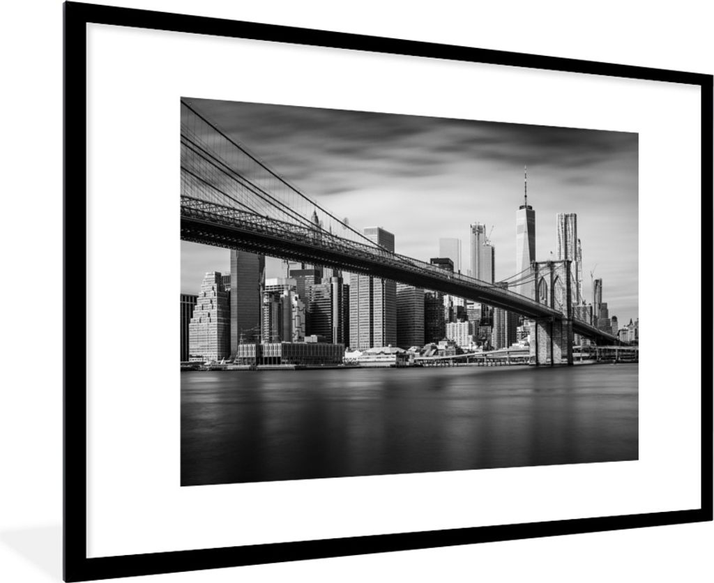 MuchoWow MuchoWow Gerahmtes Poster Architektur - New York - Brooklyn Bridge - Wasser - Schwarz und weiß 90x60 cm - Poster mit zchwarzem Bilder...