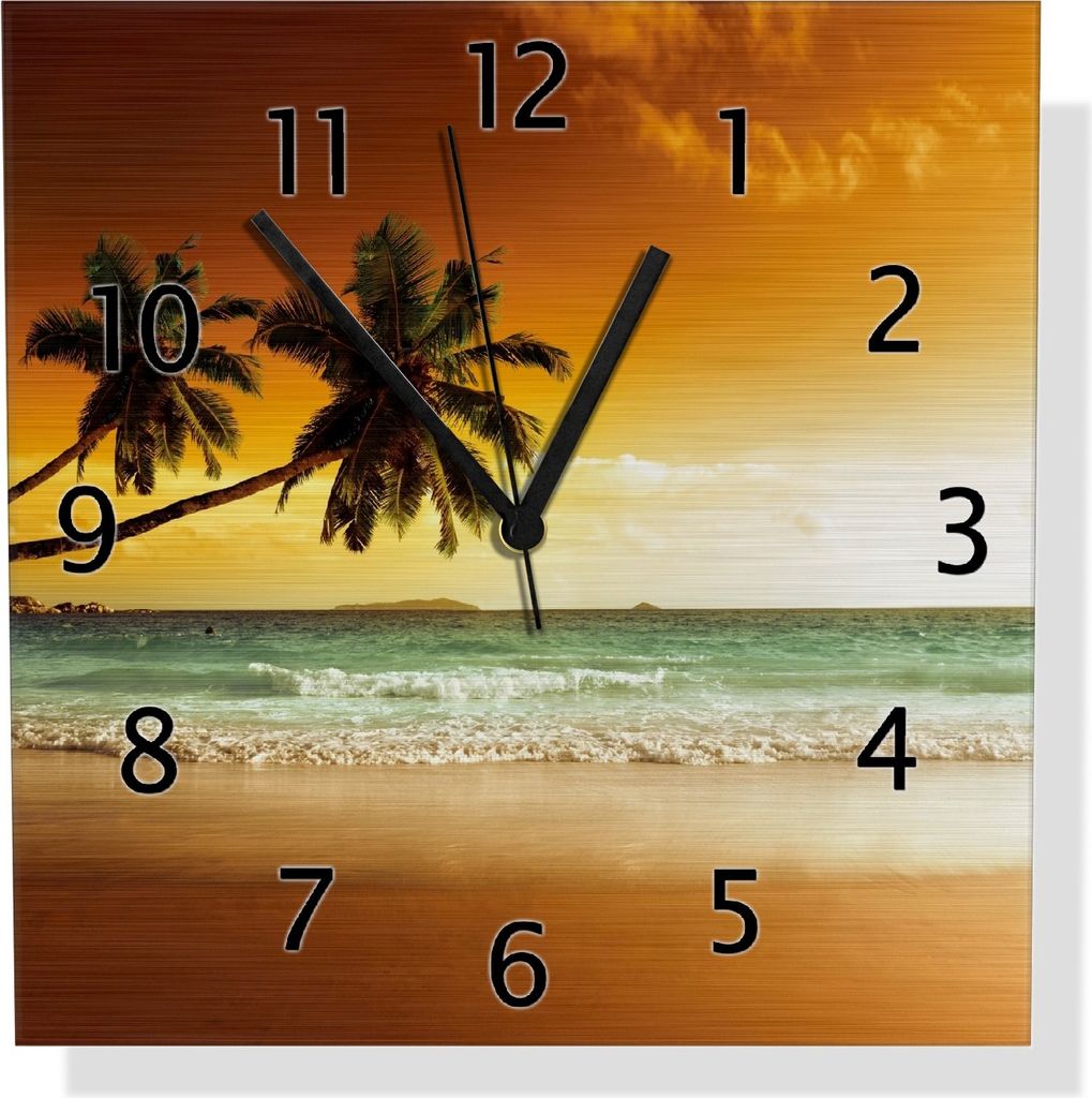 Wallario Design Wanduhr Palmen am Sandstrand bei untergehender Sonne aus Aluverbund, Größe 30 x 30 cm
