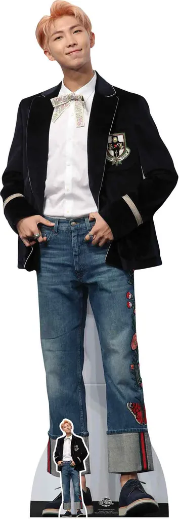 Collezione BTS: RM Kim Nam-joon Sagoma a Grandezza Naturale in Jeans