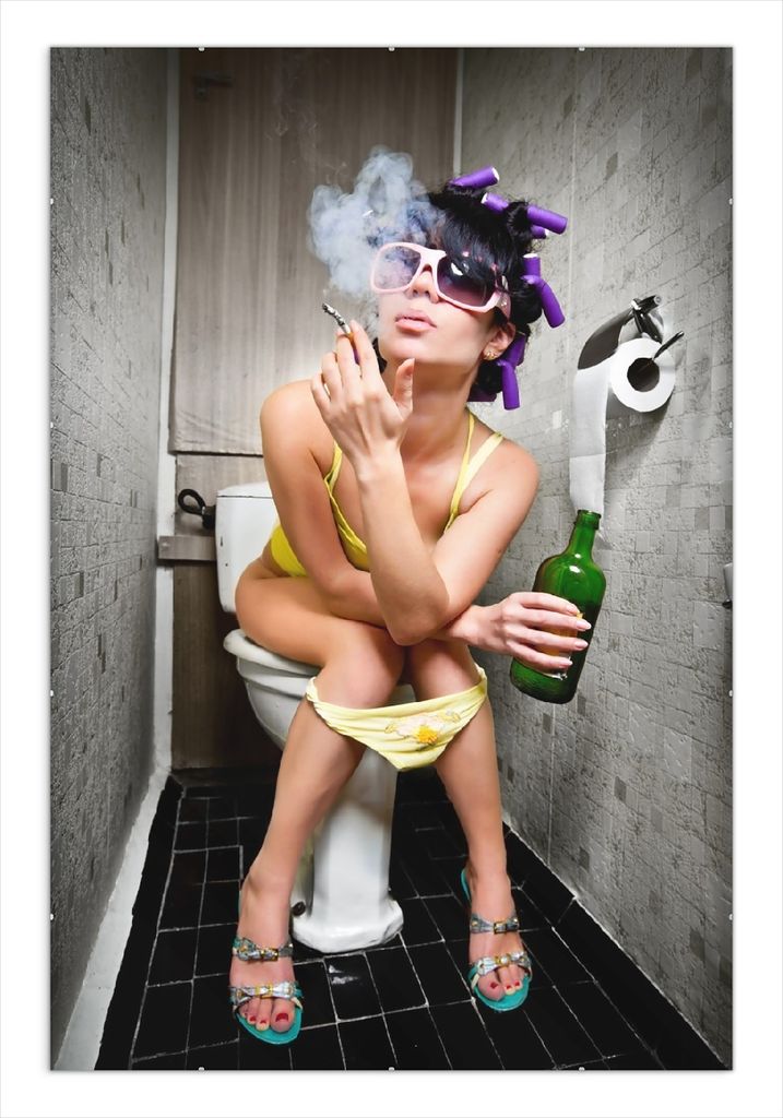 Wallario Wandbild Kloparty - Sexy Frau auf Toilette Zigarette & Schnapsflasche - farbig, Größe: 61 x 91,5 cm, Poster mit rahmenlosen Bildhalter