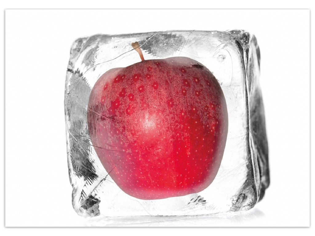 Wallario Premium Teppich, Größe 50 x 70 cm, Roter Apfel in Eiswürfel - Eiskaltes Obst