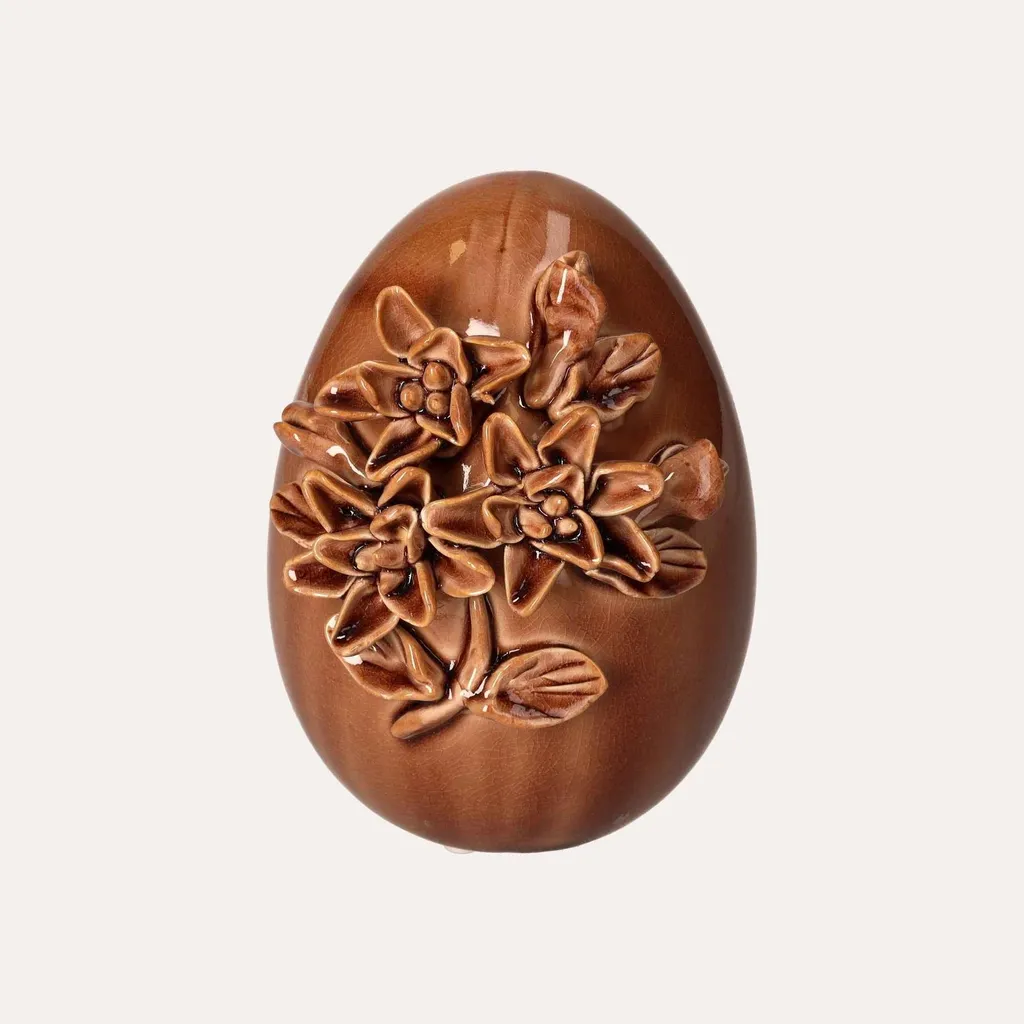 Objet de décoration œuf en céramique marron avec fleurs sculptées