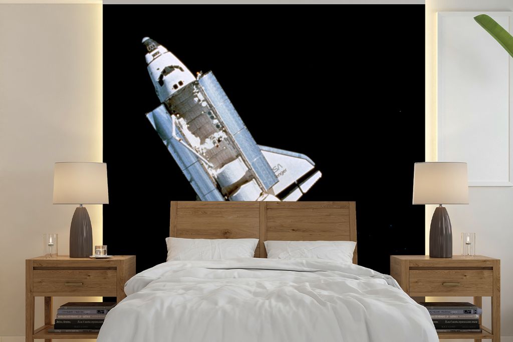 MuchoWow Fototapete für Wohnzimmer oder Schlafzimmer Wandtapete Vinyl Motivtapete Eine Raumfähre schwebt durch das Universum - 280x280 cm - Hin...