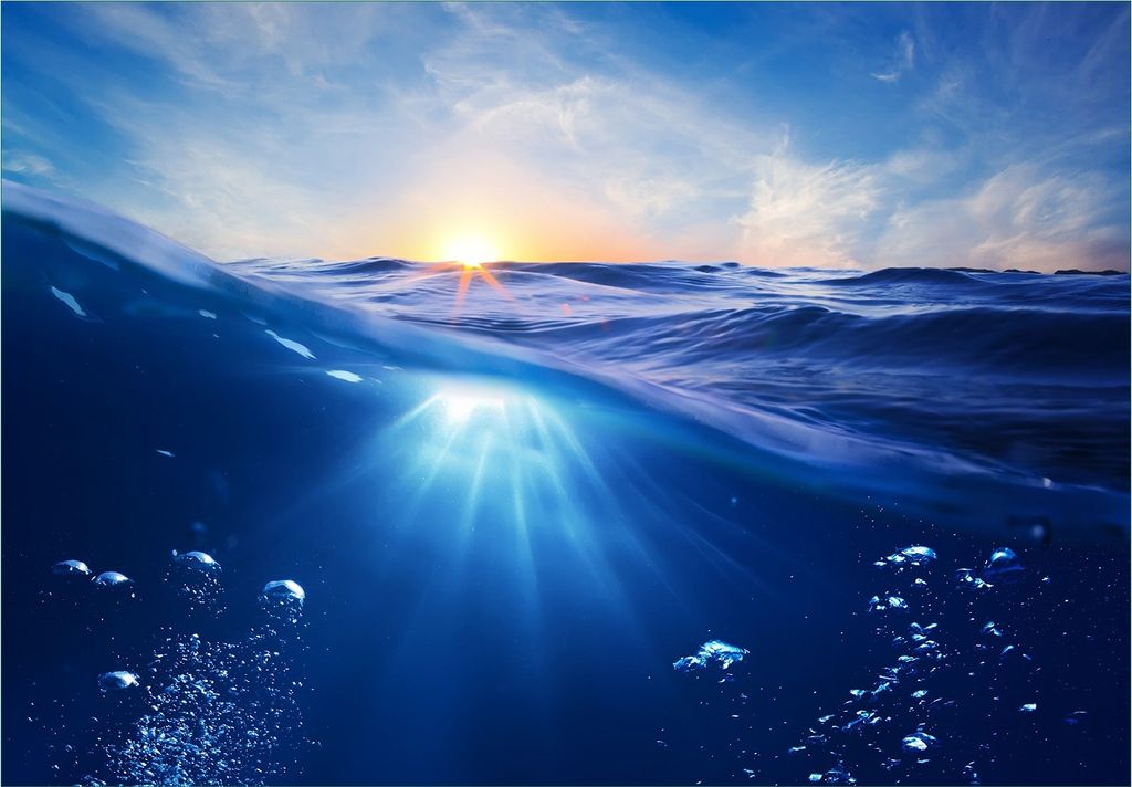 Wallario Fototapete Vliestapete, seidenmatte Oberfläche, einfache Verarbeitung, Größe 200 x 140 cm, Motiv Wellen im Meer bei Sonnenuntergang