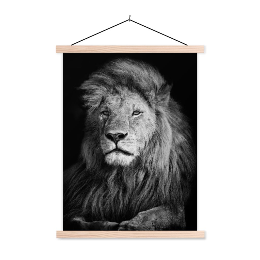 MuchoWow Textilposter Wildlife - Löwe - Schwarz - Weiß 120x160 cm mit holzfarbenen Rahmen - Plakatkarton