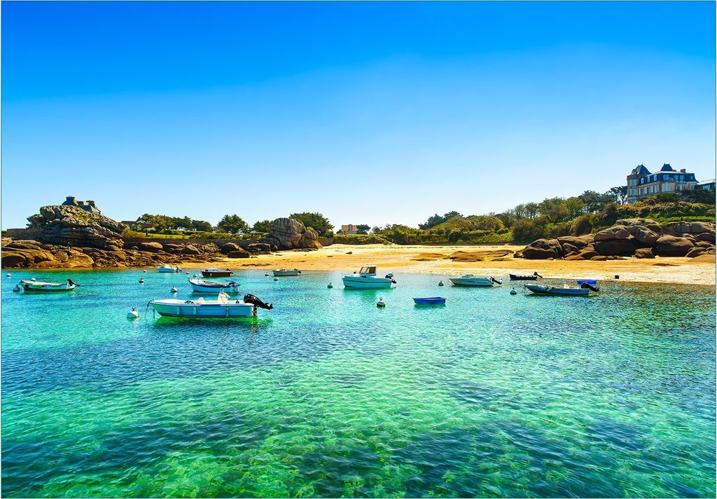 Wallario Fototapete Vliestapete, seidenmatte Oberfläche, einfache Verarbeitung, Größe 350 x 245 cm, Motiv Französische Bucht mit klarem Wasser ...