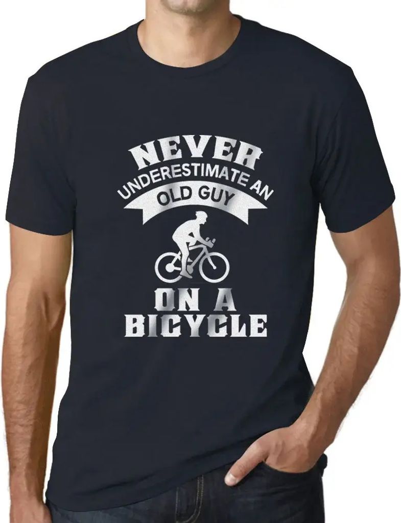 Herren Grafik T-Shirt Unterschätze niemals einen alten Mann auf einem Fahrrad – Never Underestimate An Old Guy On A Bicycle – Öko-Verantwortlich