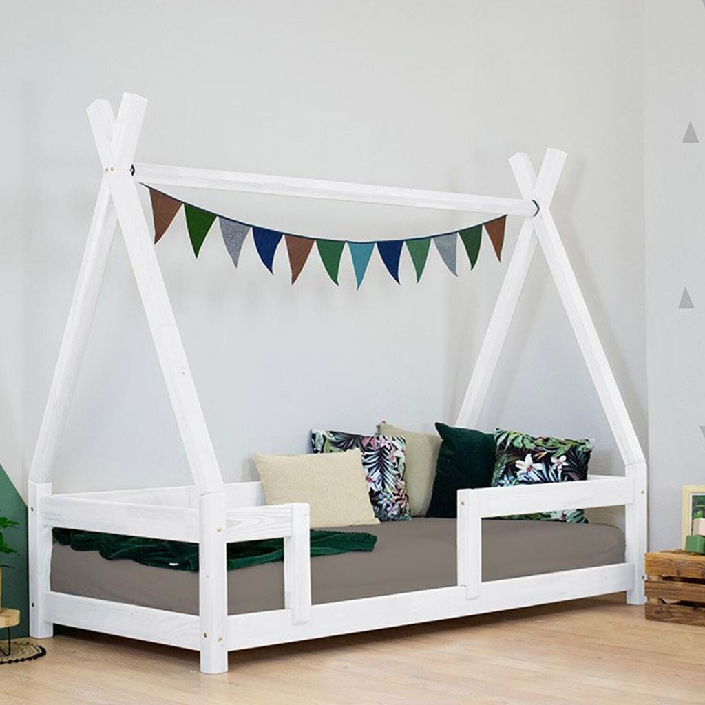 Kinderholzbett NAKANA in Form eines Tipis mit Seitenteil 120x180 cm Weiß