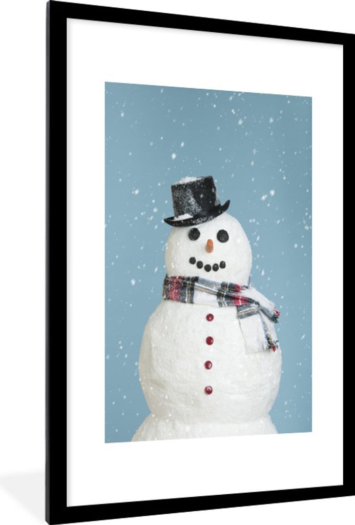 MuchoWow Gerahmtes Poster Ein glücklicher Schneemann zu Weihnachten mit einem hellblauen Hintergrund 60x90 cm - Poster mit Schwarzem Bilderrahme...