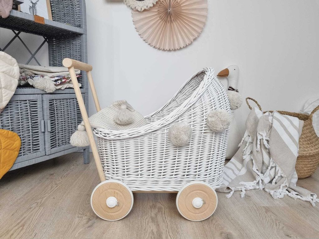 WikliBOX - Handgemachter Puppenwagen Weiß aus Weide – mit Holzgriff, leisen CLICK-Rädern & Baumwoll-Bettwäsche, liebevolle Details