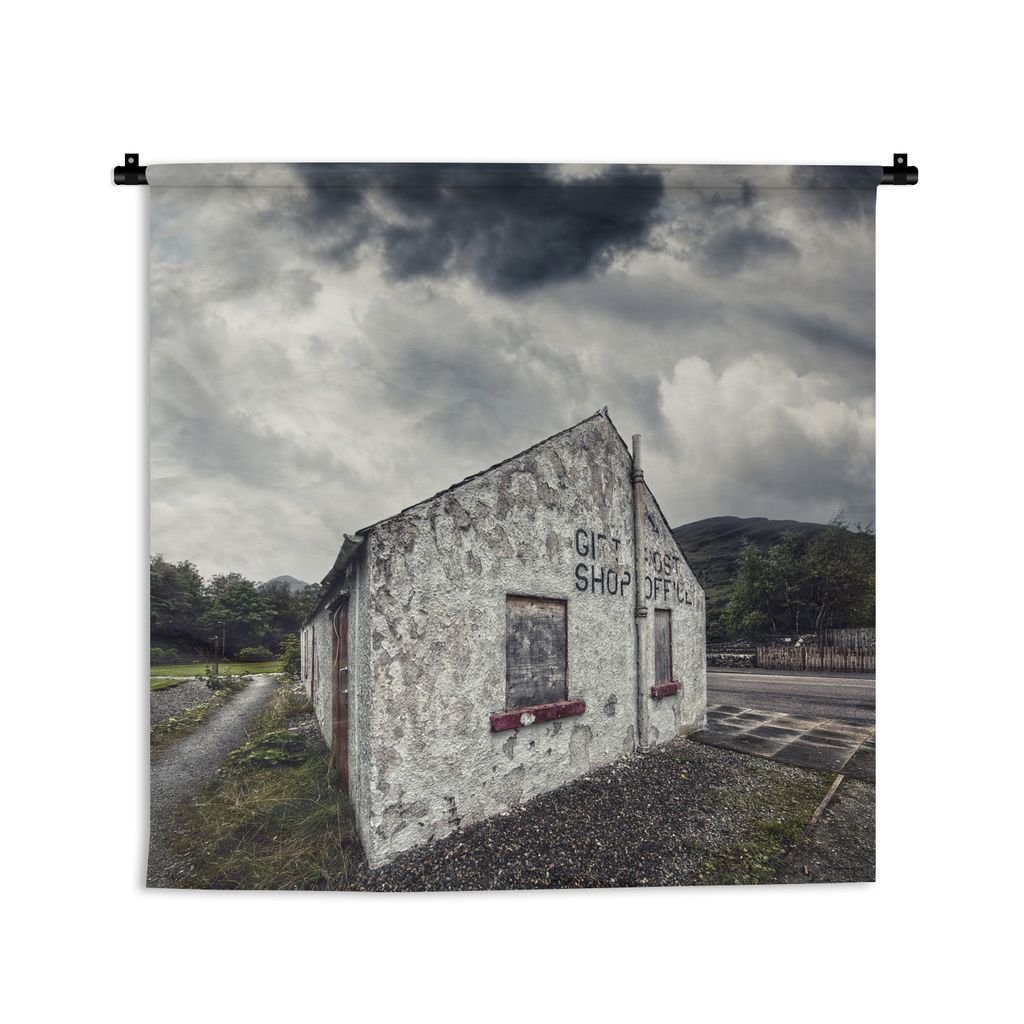 MuchoWow Wandteppich Wandbehang Verlassenes Gebäude mit Gewittersturm 150x150 cm Tapisserie Dekoration Wandtuch - Wohnaccessoires - Modernes