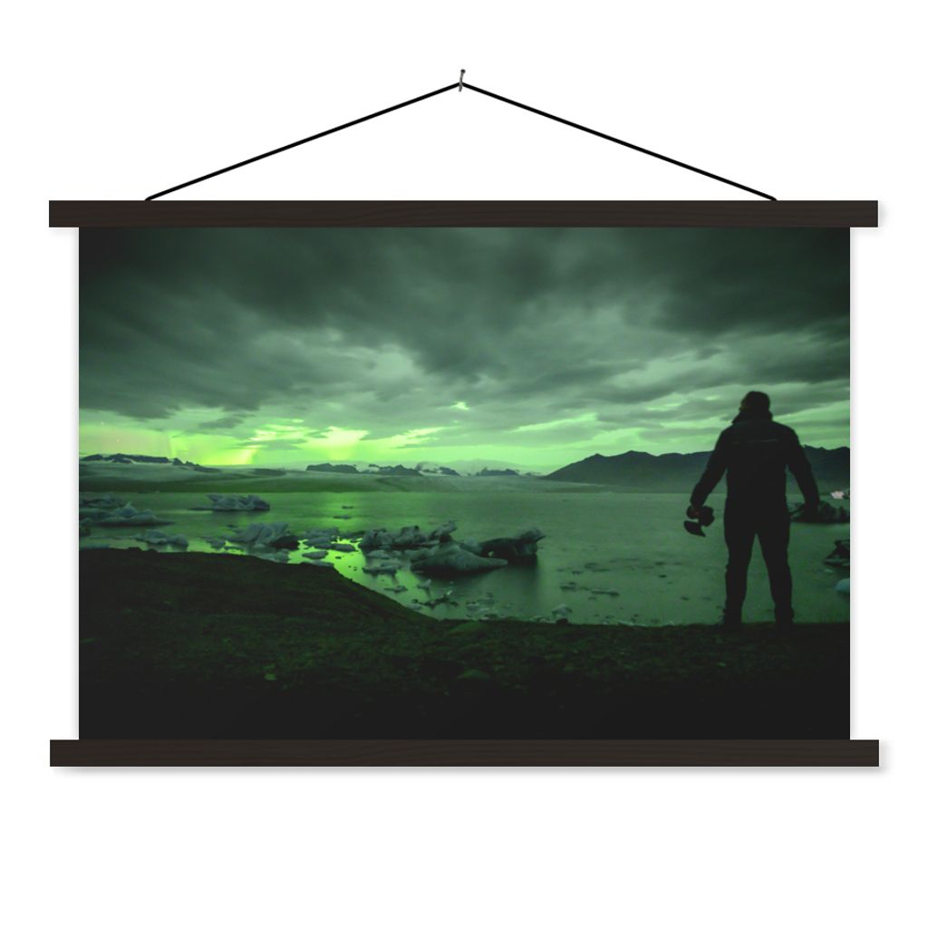 MuchoWow Textilposter Nordlichter - Natur - Mensch - Island 120x80 cm mit schwarzem Rahmen - Wanddeko
