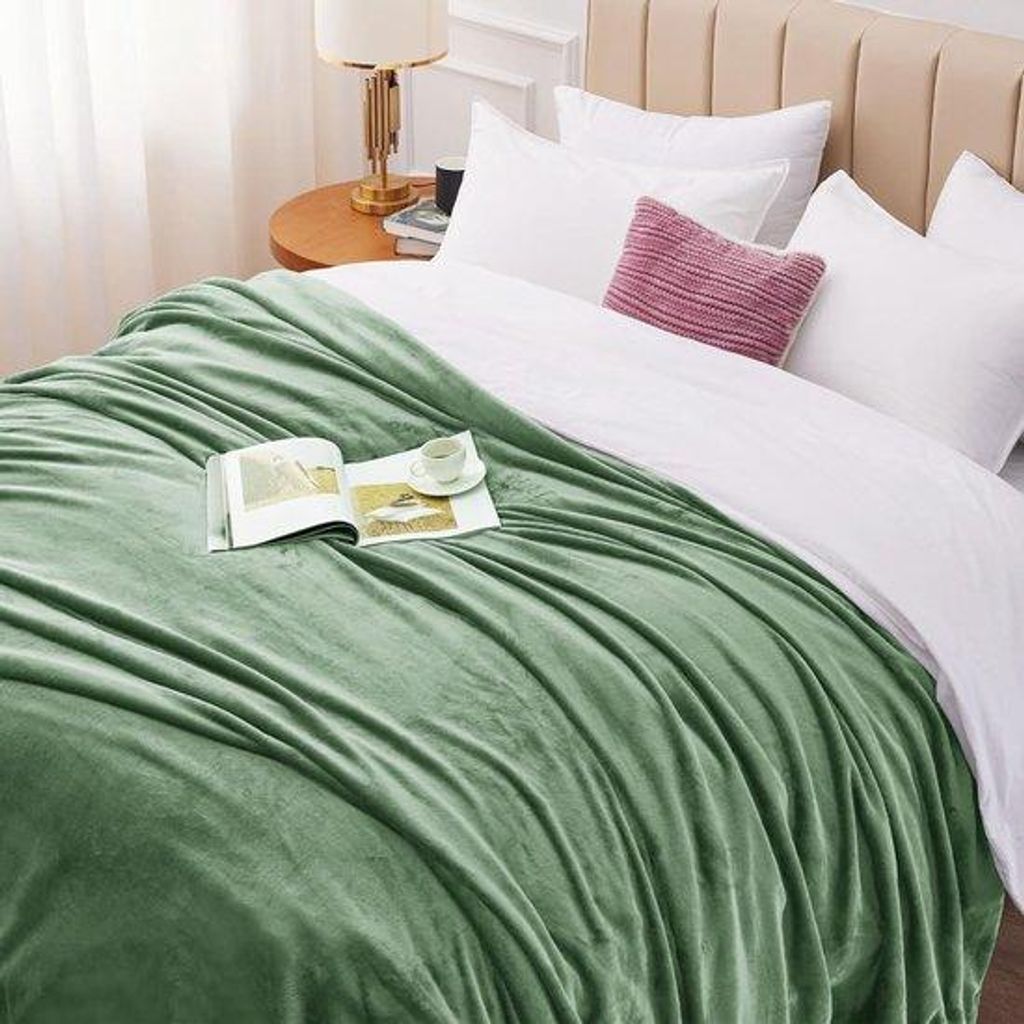Famanu Fleece-Decke 220 x 240 cm - Grün - XXL Wohndecke für Sofa - Weich & Leicht