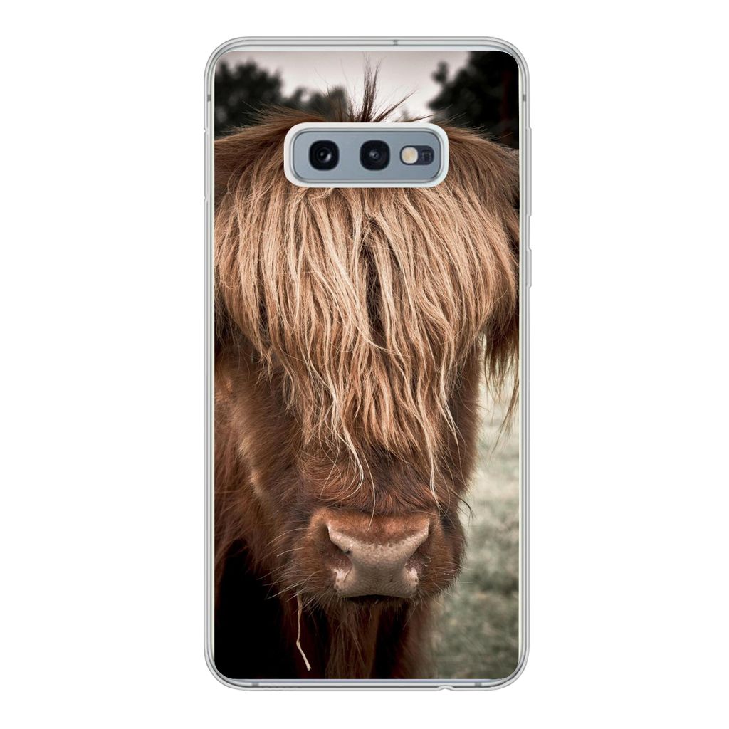 MuchoWow Handyhülle Schutzhülle Hülle für Samsung Galaxy S10e Schottischer Highlander - Baum - Gras Silikon Softcase Handy Hülle - Handy