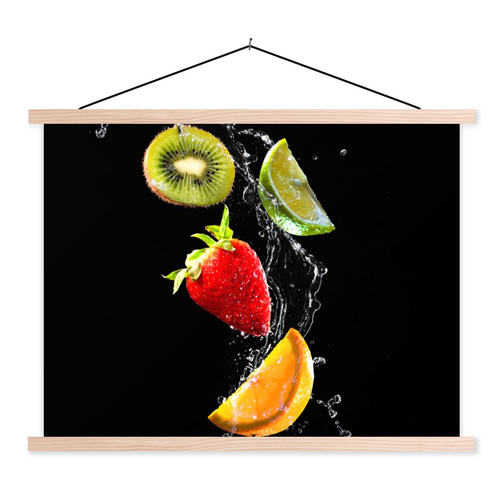 MuchoWow Textilposter Obst - Wasser - Schwarz - Stillleben Erdbeere - Kiwi 120x90 cm mit holzfarbenen Rahmen - Magnetisch