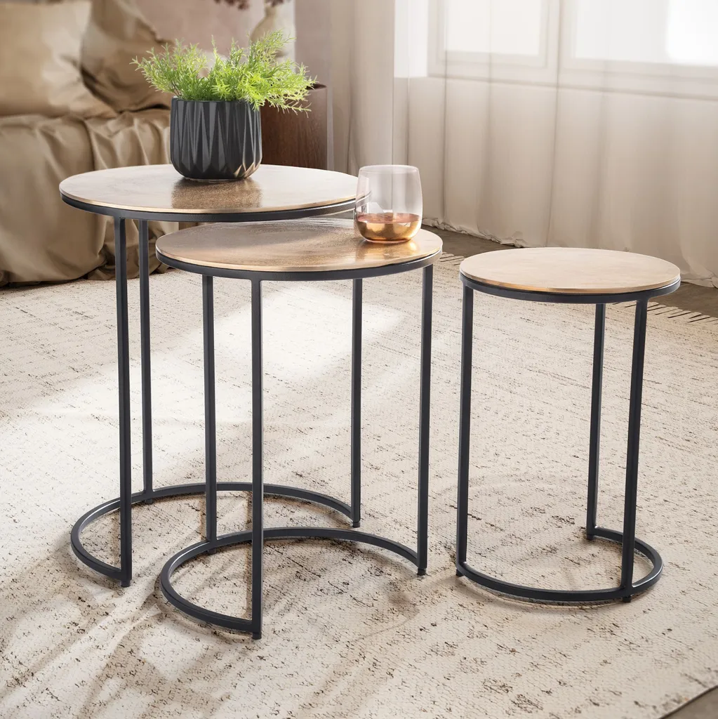 Tables gigognes en métal pour remplacer une table basse encombrante